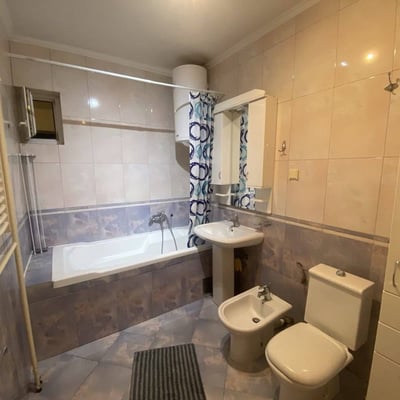 Alquiler de un amplio piso de 3 habitaciones, 100 m², con dos terrazas en Nuevo Belgrado, Serbia